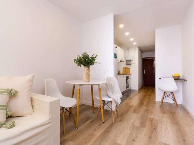 Piso en venta en Barcelona, Raval. Piso reformado con 3 dormitorios en Carrer de Sant Gil, El Raval, Barcelona 08001. Pisos.