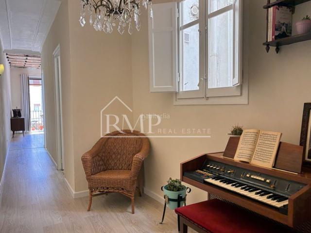 Piso en venta en Barcelona, Raval. Piso reformado con terraza privada en La Rambla, Barcelona. Pisos.