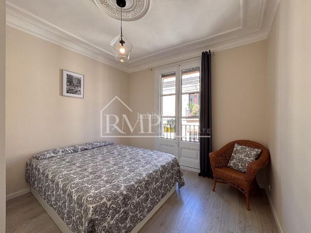 Piso en venta en Barcelona, Raval. Piso reformado con terraza privada en La Rambla, Barcelona. Pisos.