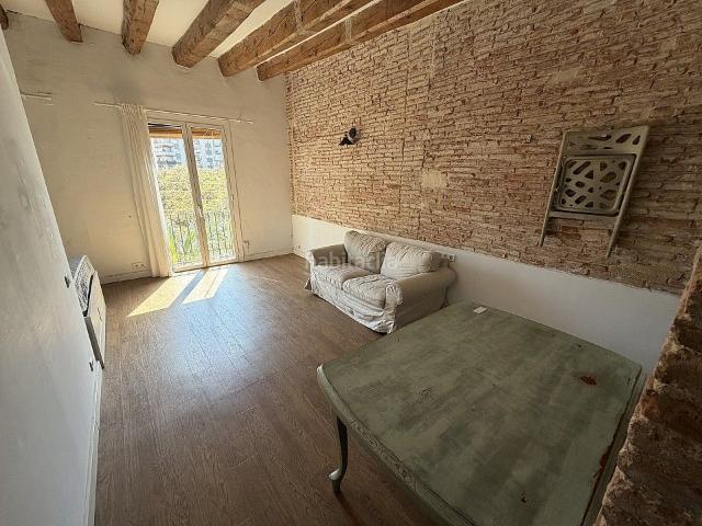 Piso en venta en Barcelona, Raval. Piso reformado, exterior y muy luminoso en Barcelona. Pisos.