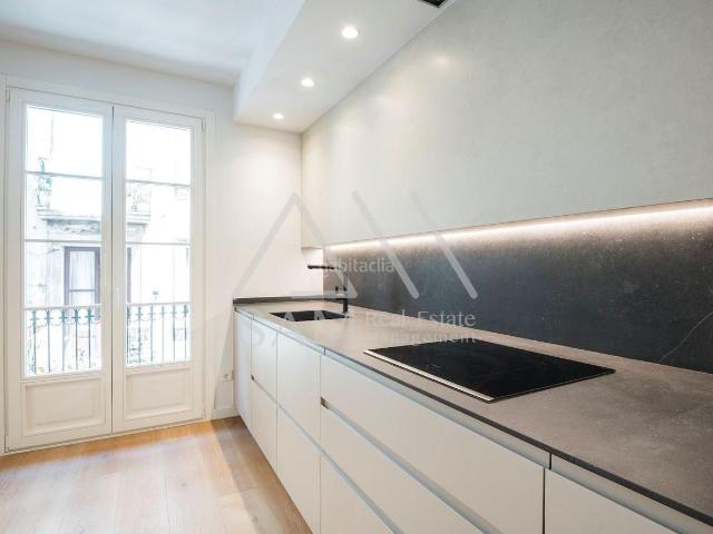 Piso en venta en Barcelona, Raval. Pisos.