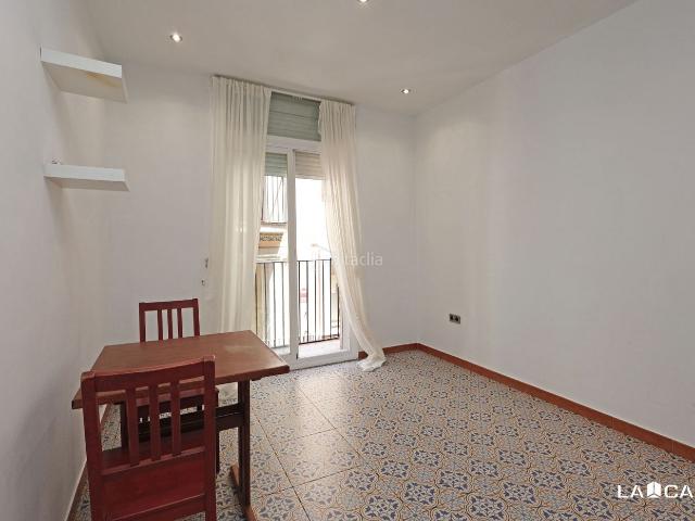 Piso en venta en Barcelona, Raval. Pisos.