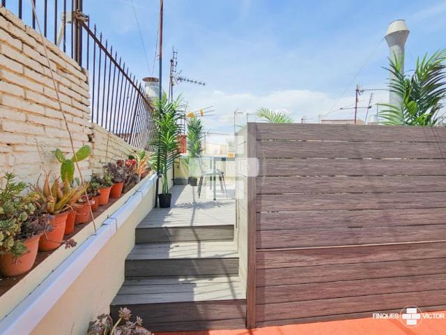 Piso en venta en Barcelona, Raval. Precioso ático con terraza privada en la Calle Lluna. Pisos.