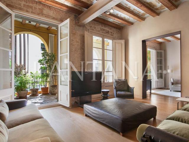 Piso en venta en Barcelona, Raval. SINGULARIDAD EN EL CORAZÓN DE BARCELONA. Pisos.