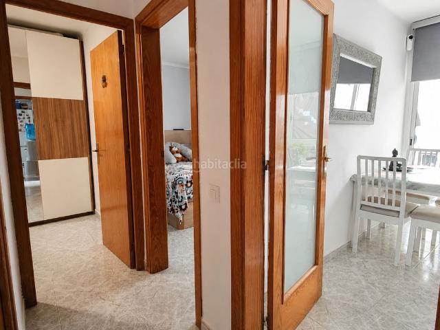 Piso en venta en Barcelona, Roquetes. Vivienda de 3 dormitorios, ascensor, balcón galería para entrar a vivir. Pisos.