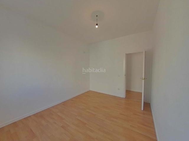 Piso en venta en Barcelona, Sant Martí de Provençals. Descubre este apartamento de 4 dormitorios en Barcelona, renovado en 2021 y rodeado de servicios y zonas verdes. Ideal para quiene. Pisos.