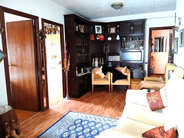 Piso en venta en Barcelona, Sant Martí de Provençals. piso alto todo exterior con ascensor. Pisos.