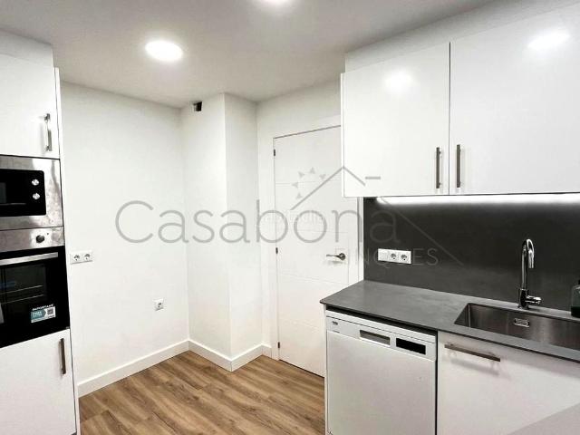 Piso en venta en Barcelona, Sant Martí de Provençals. PISO EN GRAN VIA, REFORMADO, 88 m2, AMPLIO SALÓN COMEDOR, TERRAZA, VISTAS AL PARQUE, 4 HABITACIONES 2 DOBLES, 1 BAÑO, 2 ASCENSORES. Pisos.