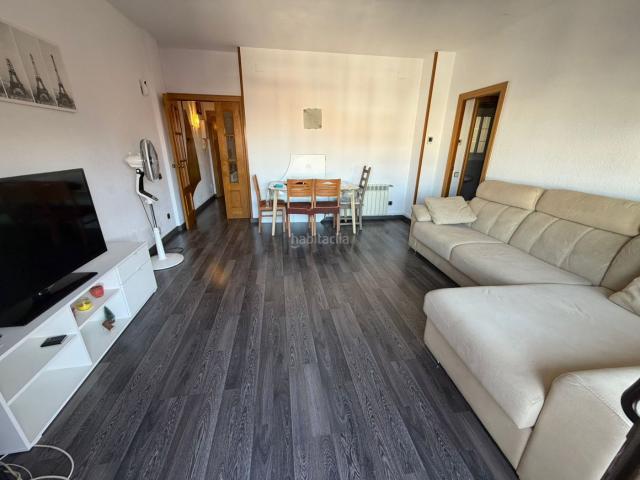 Piso en venta en Barcelona, Sant Andreu de Palomar. Oportunidad para entrar a vivir, piso 3 habitaciones sobre Av.Meridiana con orientación ESTE. Pisos.