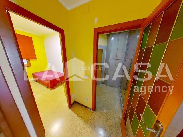 Piso en venta en Barcelona, Sant Andreu de Palomar. Amplio piso de 4 dormitorios con ascensor y balcón. Pisos.