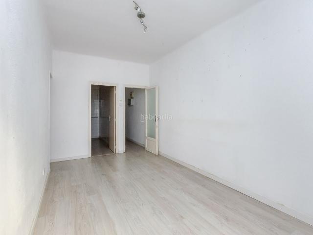 Piso en venta en Barcelona, Sant Andreu de Palomar. Piso de tres habitaciones para reformar en el barrio de Sant Andreu. Pisos.