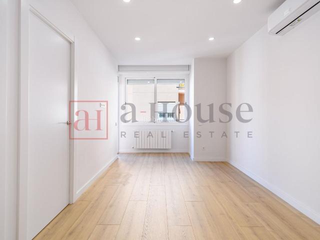 Piso en venta en Barcelona, Sant Andreu de Palomar. PISO RECIÉN REFORMADO CON BALCÓN EN SANT ANDREU. Pisos.