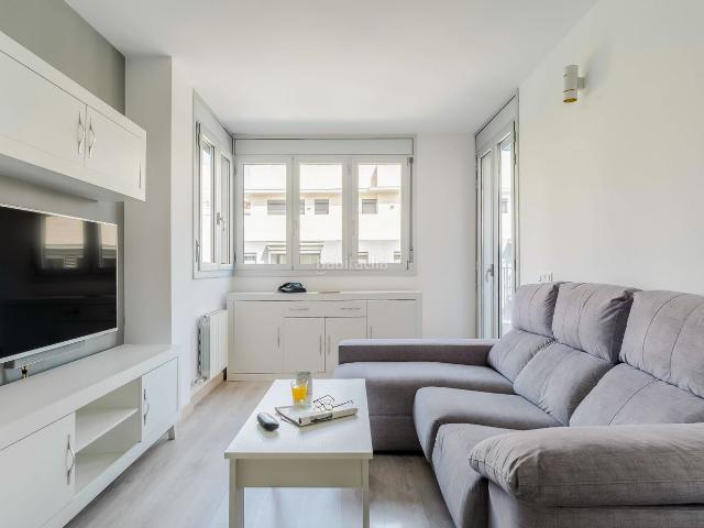 Piso en venta en Barcelona, Sant Andreu de Palomar. Vivienda en Venta de 1 dormitorio con Piscina Comunitaria y Parking en Sant Andreu. Pisos.