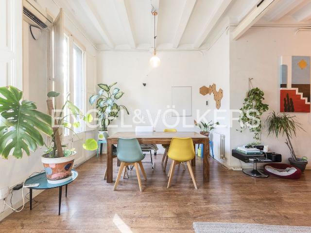 Piso en venta en Barcelona, Sant Antoni. Vivienda con carácter en el corazón de la ciudad. Pisos.