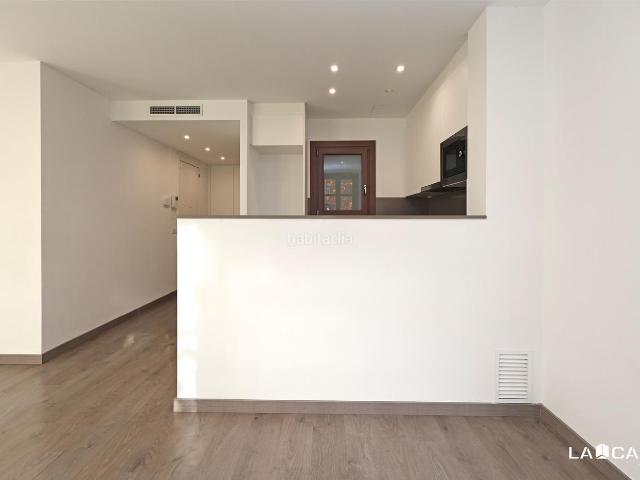 Piso en venta en Barcelona, Sant Antoni. Vivienda reformada con terraza privada en finca regia rehabilitada Sant Antoni Av. Parallel. Pisos.