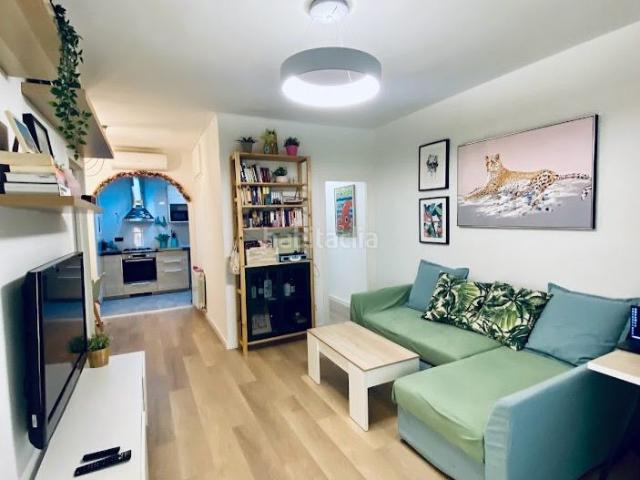 Piso en venta en Barcelona, Sant Antoni. Acogedor piso con terraza interior en el corazón de Sant Antoni, listo parra entrar a vivir. Pisos.