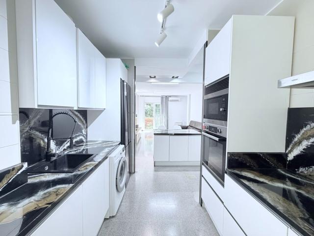 Piso en venta en Barcelona, Sant Antoni. con balcón, terraza y mucha luz natural. Pisos.