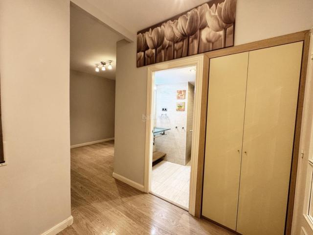 Piso en venta en Barcelona, Sant Antoni. Luminoso piso alto en Sant Antoni con parking y acceso directo amplitud, sol y ubicación inmejorable. Pisos.