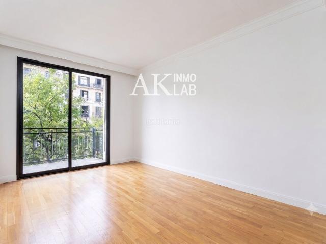 Piso en venta en Barcelona, Sant Antoni. Luminoso piso de 144 m con 4 habitaciones, 2 balcones grandes y terraza comunitaria en finca Núñez i Navarro. Pisos.