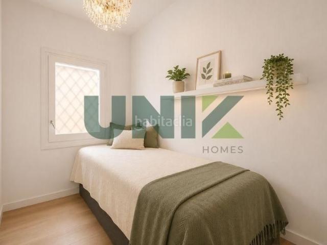 Piso en venta en Barcelona, Sant Antoni. Piso con terraza y gran potencial en pleno Sant Antoni. Pisos.
