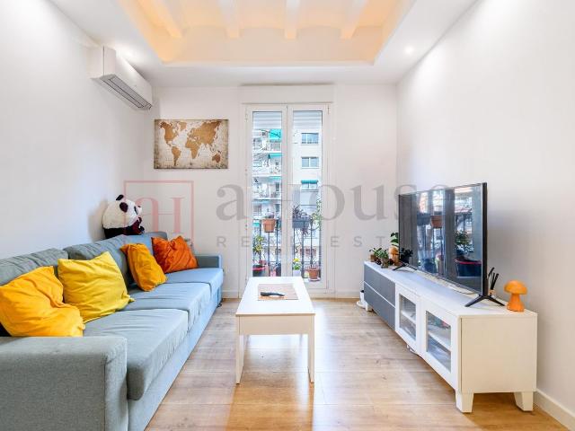 Piso en venta en Barcelona, Sant Antoni. PISO CON BALCÓN EN AVENIDA MISTRAL. Pisos.