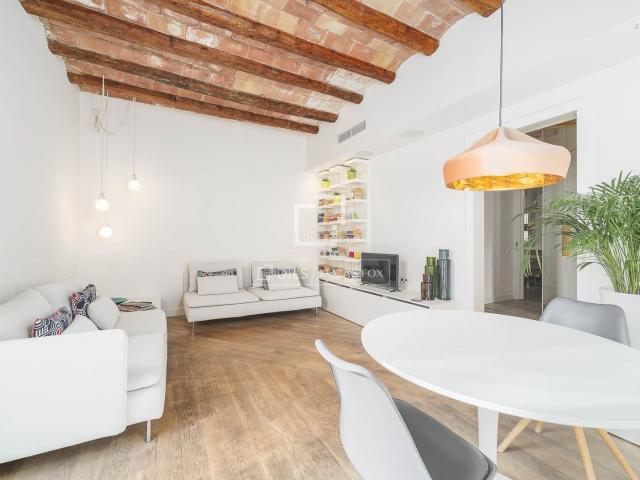 Piso en venta en Barcelona, Sant Antoni. Piso de diseño con licencia turística en venta en una finca regia en Sant Antoni, Barcelona. Pisos.