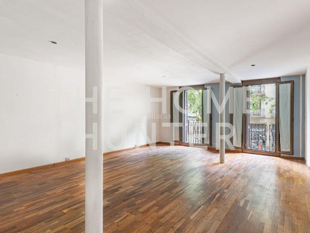 Piso en venta en Barcelona, Sant Antoni. Piso de 100 m2 con terraza en venta en Barcelona. Pisos.