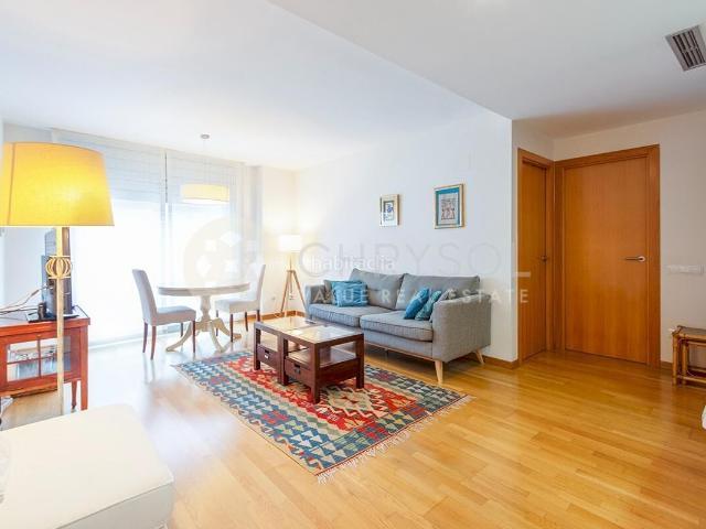 Piso en venta en Barcelona, Sant Antoni. Piso luminoso de 2 dormitorios con parking opcional en el Eixample. Pisos.