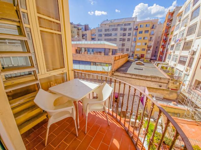 Piso en venta en Barcelona, Sant Antoni. Piso para entrar a vivir!. Pisos.