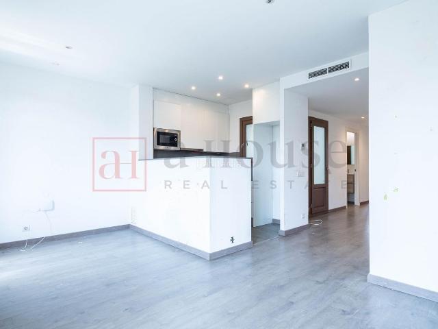 Piso en venta en Barcelona, Sant Antoni. PISO REFORMADO CON BALCÓN EN EL BARRIO DE SANT ANTON. Pisos.