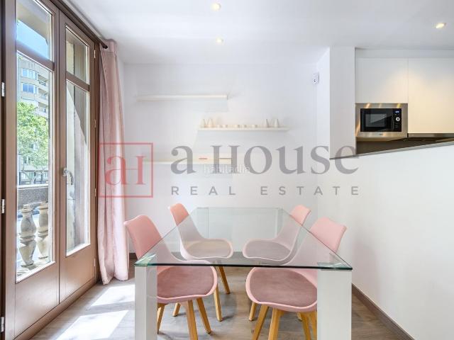 Piso en venta en Barcelona, Sant Antoni. PISO REFORMADO CON BALCÓN Y TERRAZA EN SANT ANTONI. Pisos.