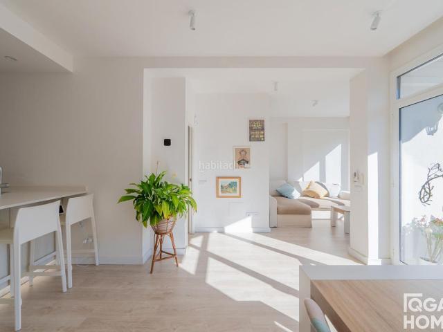 Piso en venta en Barcelona, Sant Antoni. Piso reformado con terraza en Sant Antoni, Barcelona. Pisos.