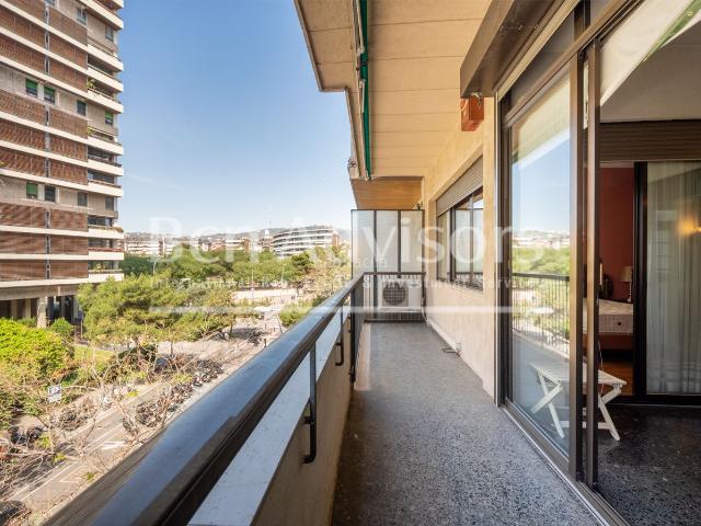 Piso en venta en Barcelona, Sant Gervasi Galvany. Amplio piso a reformar con terraza y parking al lado del Turó Park. Pisos.