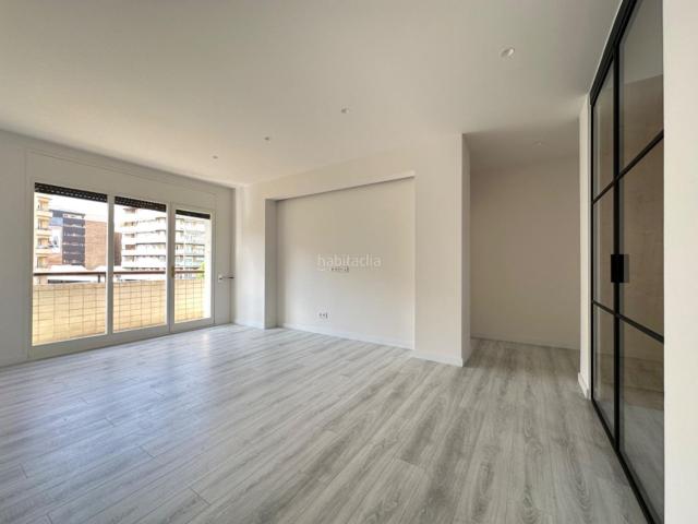 Piso en venta en Barcelona, Sant Gervasi Galvany. Perfeto piso para parejas en plaza Molina con vistas despejadas. Pisos.