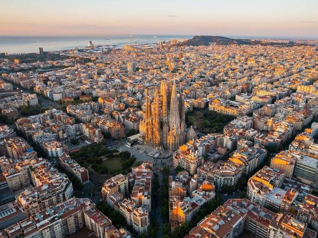 Piso en venta en Barcelona, Sant Gervasi Galvany. Piso de 100m2 para reformar con patio amplio en Zona Alta de Barcelona. Pisos.
