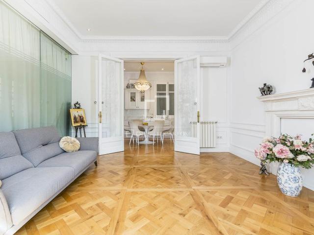 Piso en venta en Barcelona, Sant Gervasi Galvany. Piso de 300 m completamente renovado con altas calidades en la avenida Diagonal. Salón amplio con vistas despejadas. Pisos.