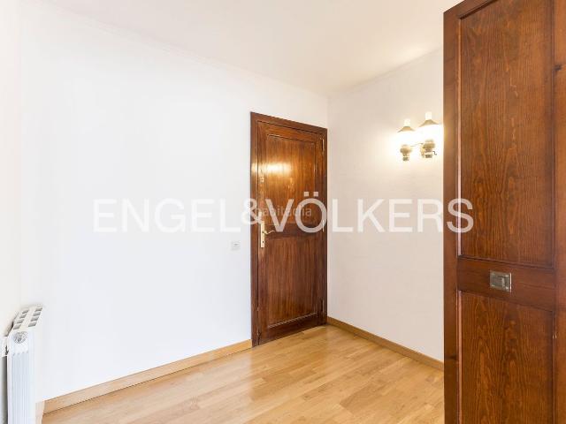 Piso en venta en Barcelona, Sant Ramon Maternitat. Exclusiva vivienda con doble orientación y extraordinarias vistas abiertas. Pisos.