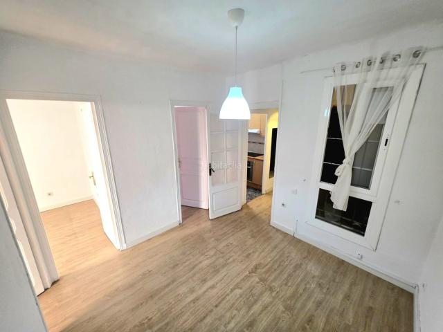 Piso en venta en Barcelona, Sants. Una vivienda con la base perfecta para diseñar un hogar completamente adaptado a tu estilo y necesidades. Pisos.
