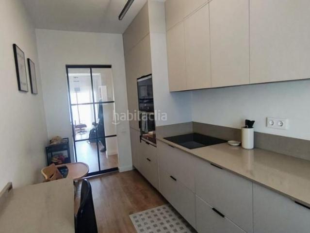 Piso en venta en Barcelona, Sants. Amplio y luminoso piso exterior en Sans con parking incluido. Pisos.