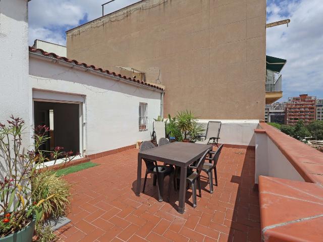 Piso en venta en Barcelona, Sants. Ático con gran terraza privada junto a Sants Estació Luminoso, exterior y con total privacidad. Pisos.