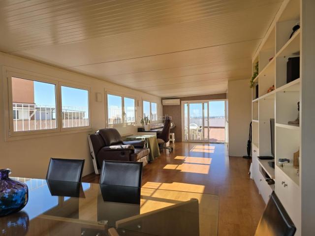 Piso en venta en Barcelona, Sants Badal. Ático dúplex en Carretera de Collblanch. Pisos.