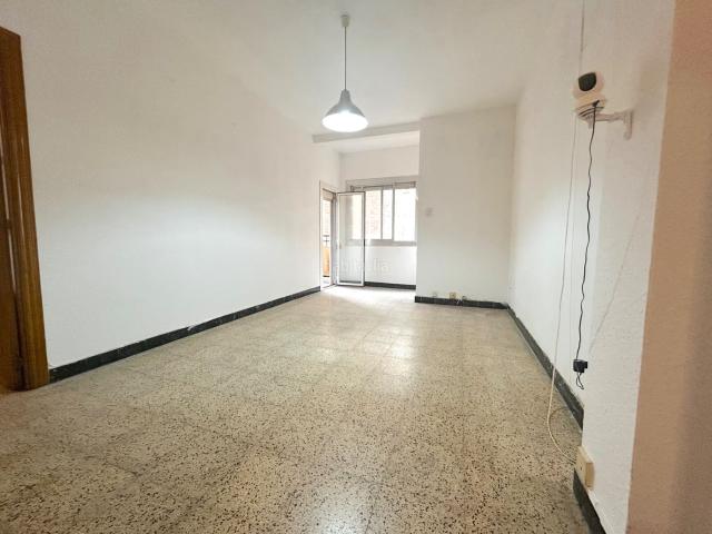 Piso en venta en Barcelona, Sants Badal. FANTÁSTICO PISO DE 4 HABITACIONES A REFORMAR EN CARRER DE SANTS. Pisos.