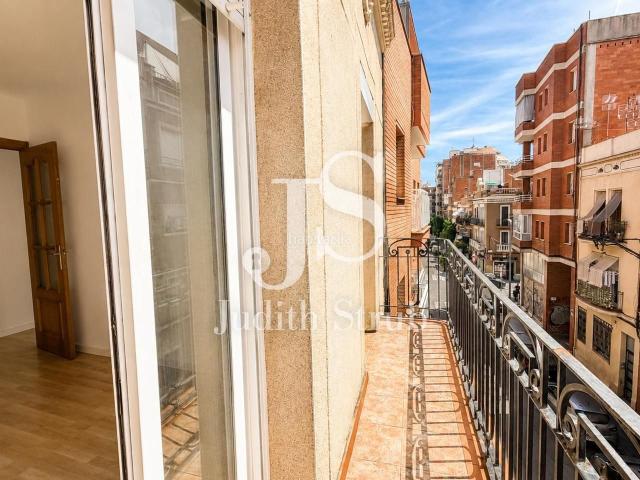 Piso en venta en Barcelona, Sants Badal. Luminosidad, tranquilidad y la oportunidad de tener tu propio hogar en Barcelona. Pisos.