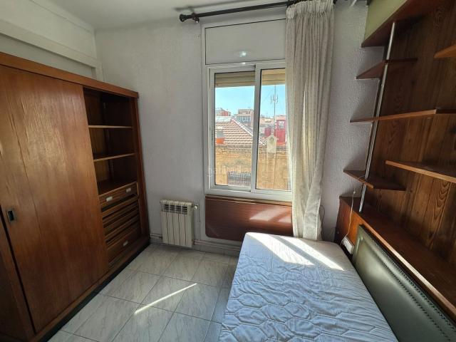 Piso en venta en Barcelona, Sants Badal. Piso de 3 dormitorios con balcón y orientación sur. Pisos.