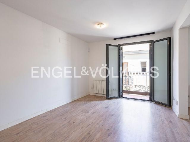 Piso en venta en Barcelona, Sants. Luminoso apartamento con balcón en Sants, junto a la Plaça dOsca. Pisos.