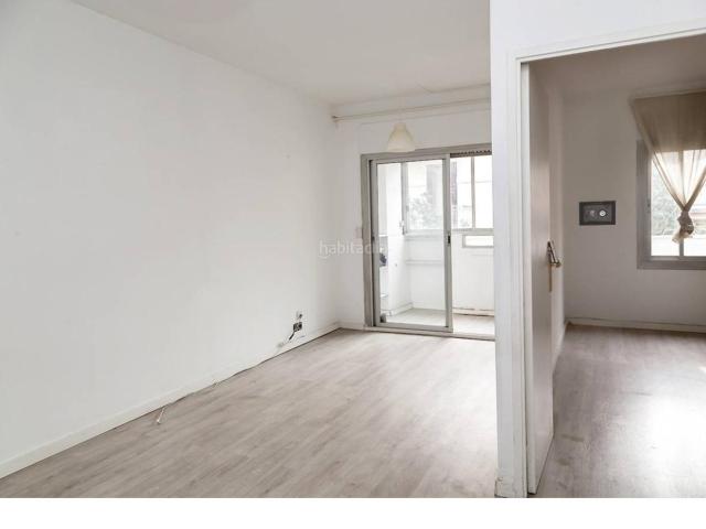 Piso en venta en Barcelona, Sants. Piso exterior de 3 habitaciones con balcón. Pisos.