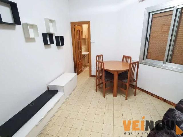 Piso en venta en Barcelona, Sants. Se pone a la venta vivienda reformada, amueblada y equipada de 53 m² construidos con doble acceso en Sants, Barcelona. Pisos.