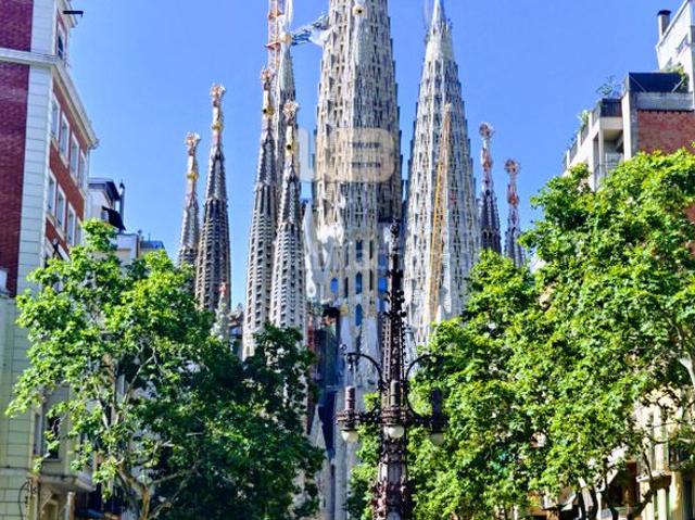 Piso en venta en Barcelona, Sagrada Família. Amplia vivienda esquinera junto en Av. Gaudi junto a la Sagrada Familia. Pisos.