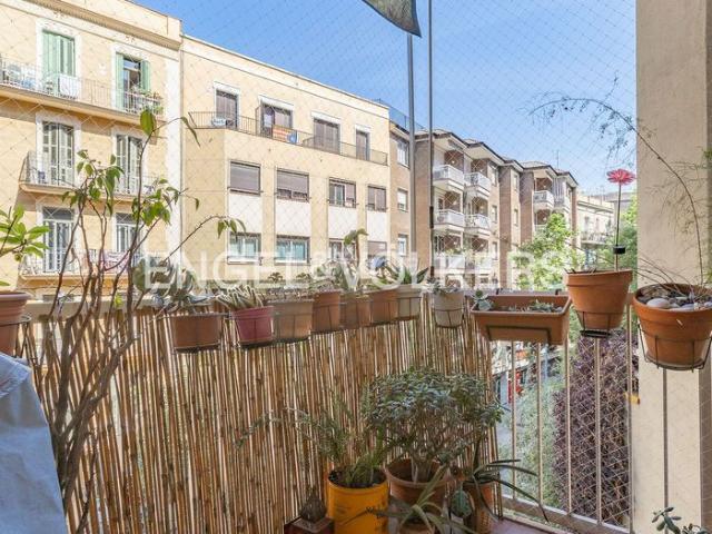 Piso en venta en Barcelona, Sagrada Família. Amplia vivienda familiar con terraza. Pisos.