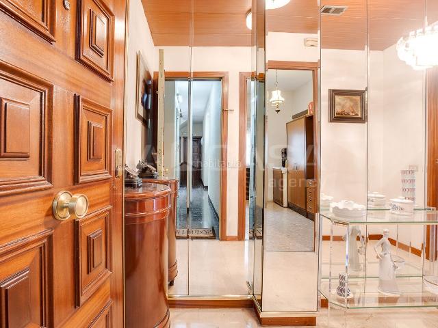 Piso en venta en Barcelona, Sagrada Família. ? ¡Amplio piso de 4 dormitorios con plaza de garaje y espectaculares vistas! ?. Pisos.